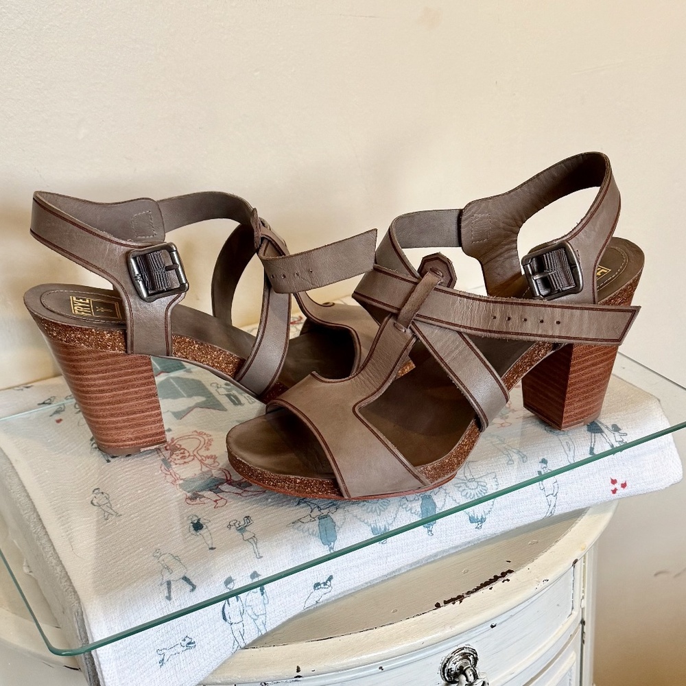 FRYE Women Heel Sandals size 8.5